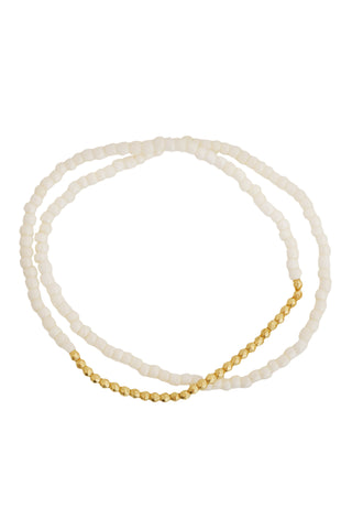 Minimalist beaded bracelet featuring ivory and gold-toned seed beads – a lightweight, stackable accessory perfect for beachwear and everyday summer style.